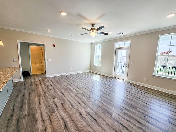 3rd image of 836 Goswell Dr