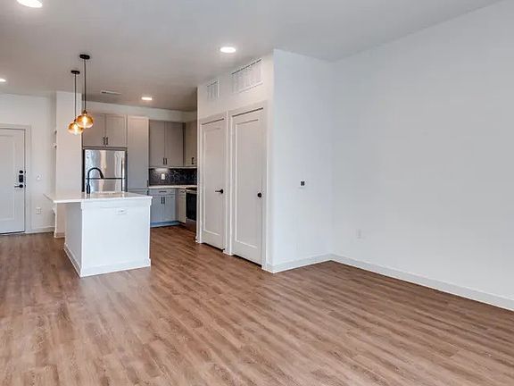 4th image of 627 N Lancaster Ave #307