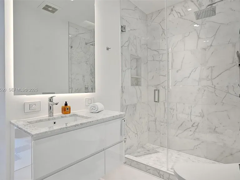20824 NE 37th Ave — Photo 23
