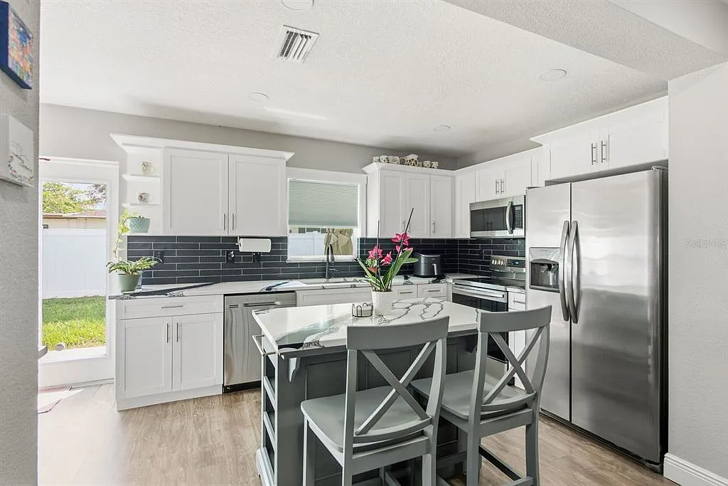 4 bed, 2.0 bath, 1605 sqft, $3,600 — Photo 4