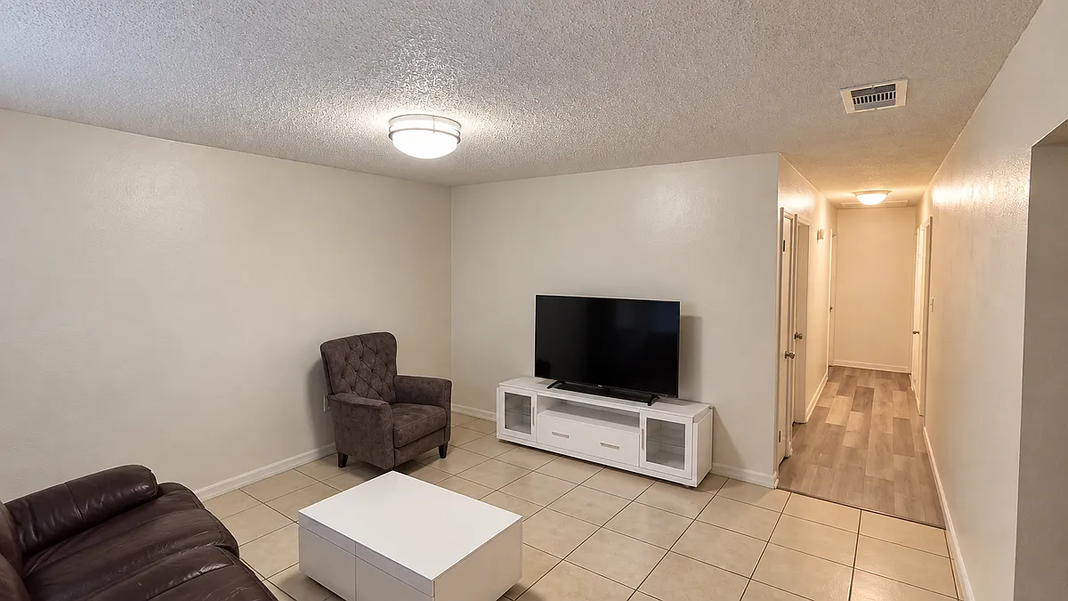 3 bed, 2.0 bath, 1045 sqft, $1,750 — Photo 2