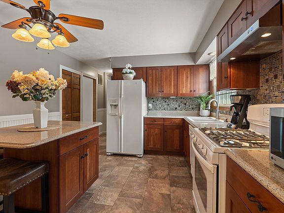 4th image of 6233 Regent Ct