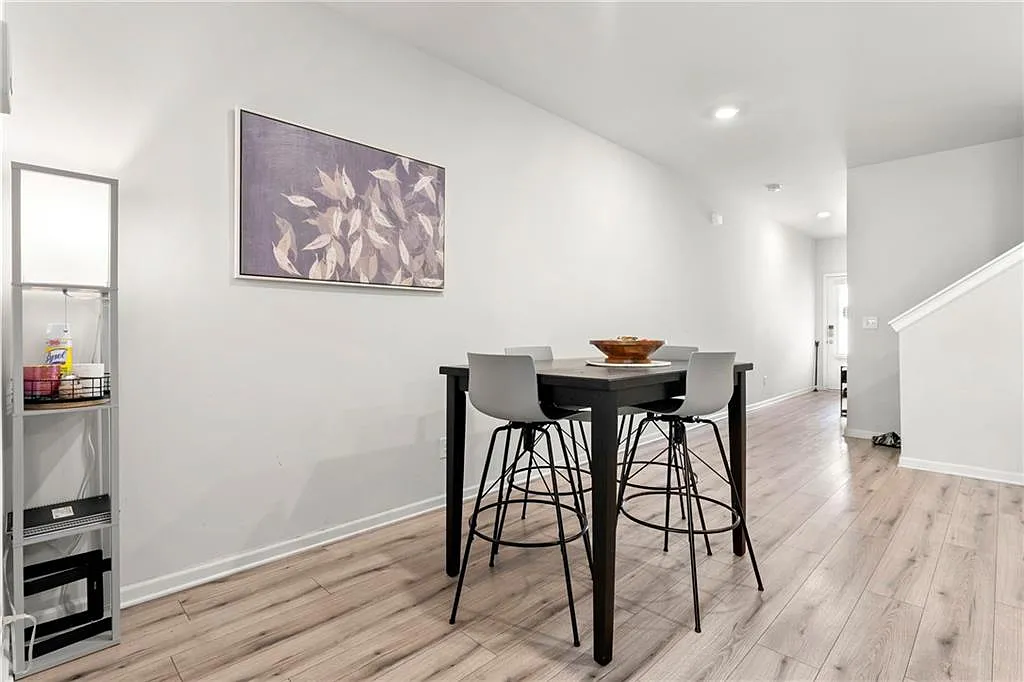 4 bed, 2.5 bath, 1760 sqft, $2,400 — Photo 3