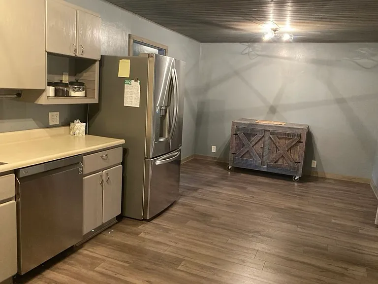 513 E Silver St — Photo 8