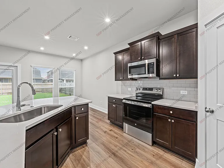2717 Fox River Dr — Photo 14