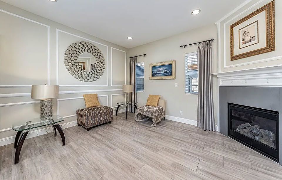 Guest area and fireplace next to entrance