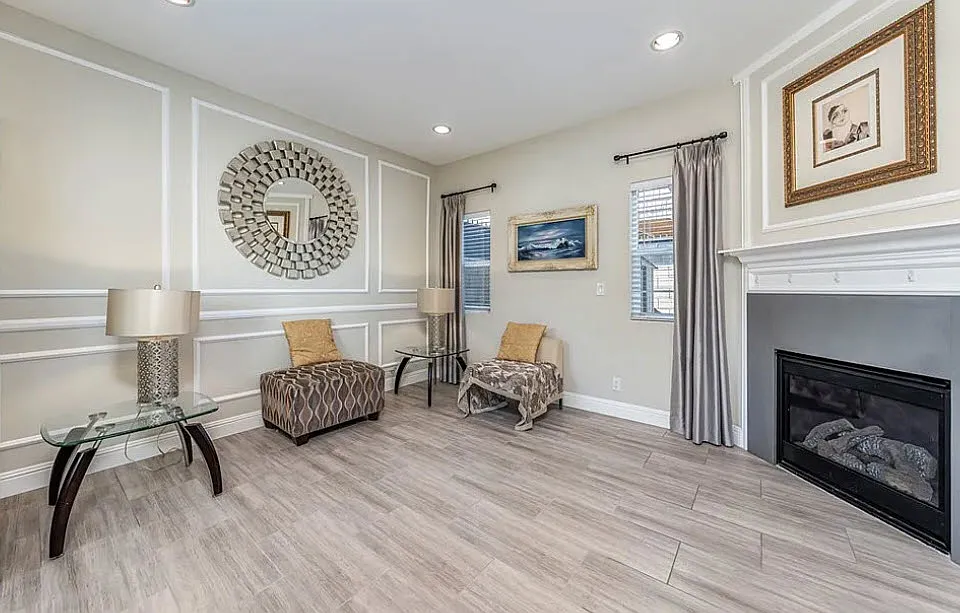 Guest area and fireplace next to entrance