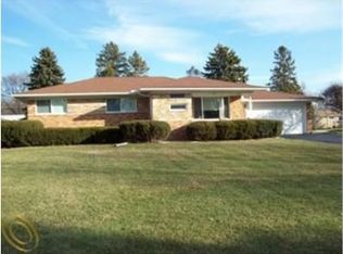 2848 Silverstone Ln, Waterford, MI 48329