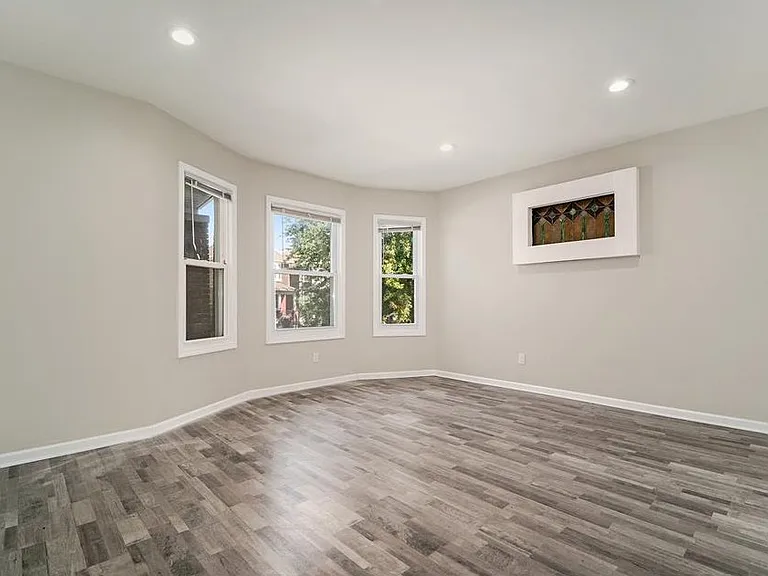 1045 Casgrain St — Photo 15