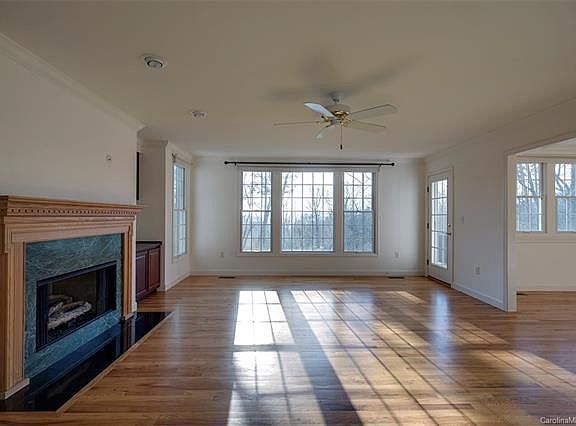 4th image of 560 Aberdeen Ln