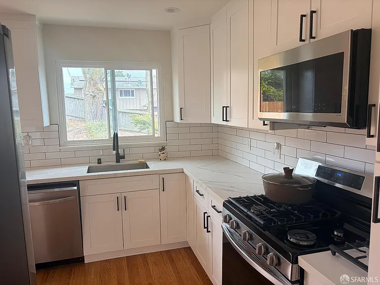 2555 Sherwood Dr — Photo 4