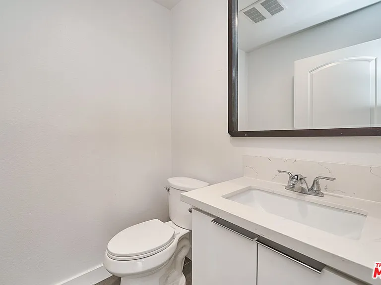 601 1/2 W 41st Pl — Photo 24