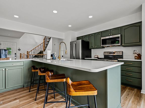 5th image of 1679 Zurich Rd