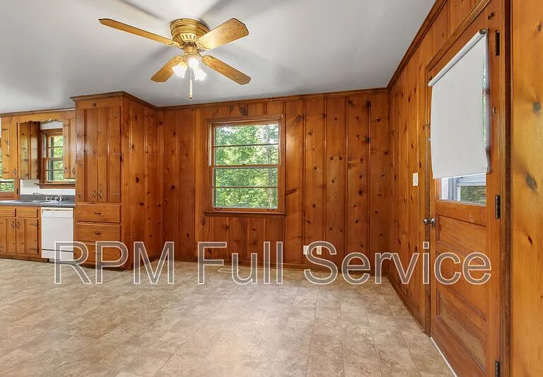 570 Carol Dr — Photo 6