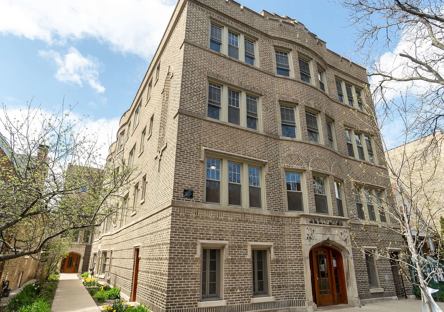 Bright and Sunny Updated 3-bed/1-bath near Loyola — Photo 1