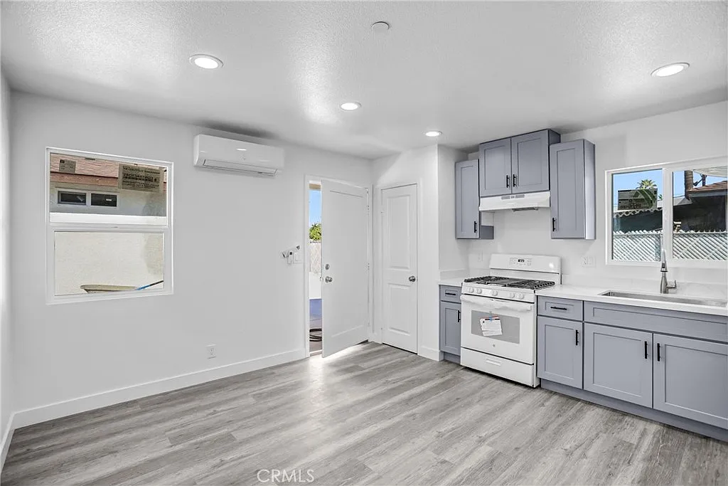 2 bed, 456 sqft, $2,100 — Photo 4