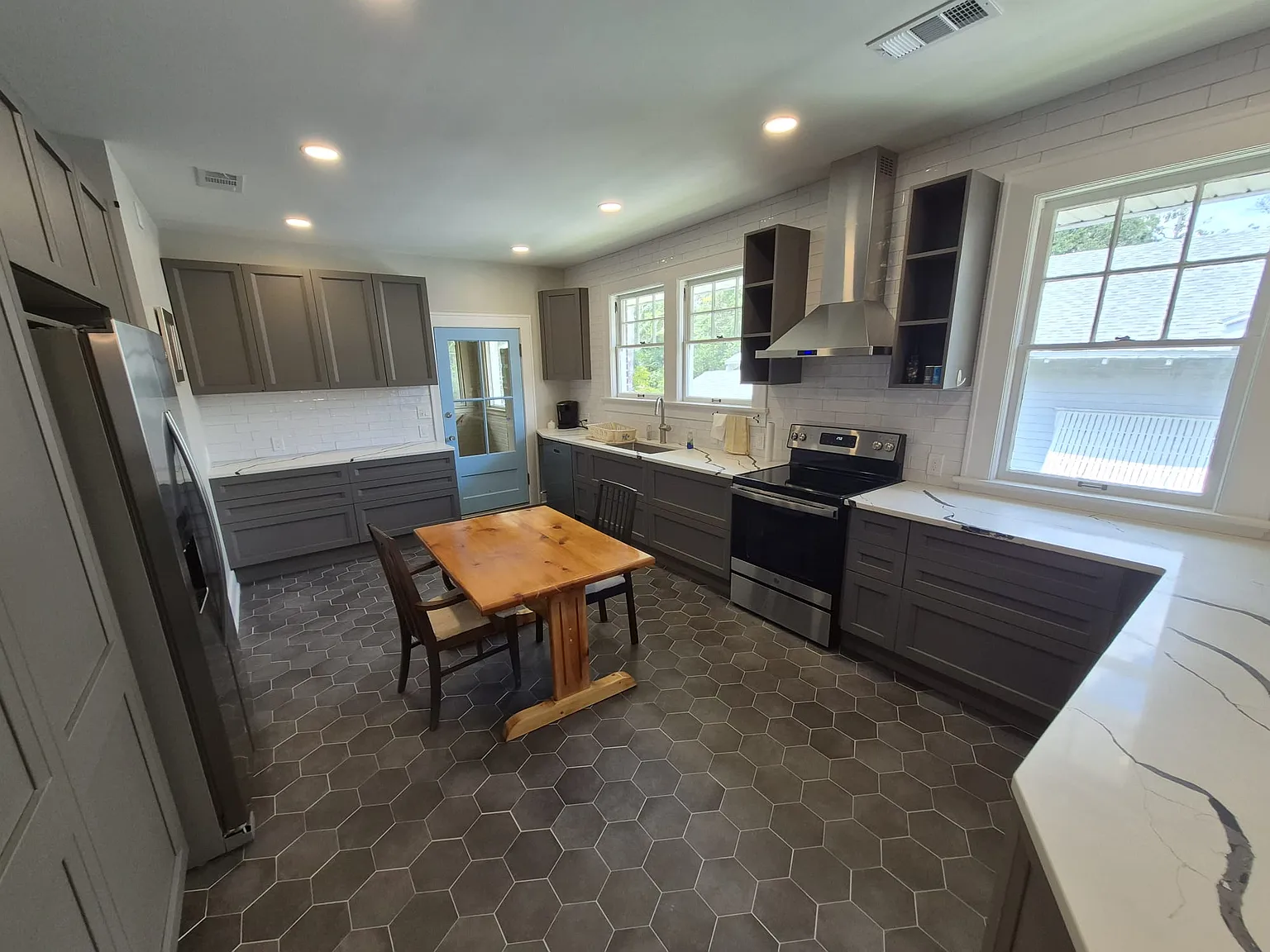 3 bed, 1984 sqft, $3,000 — Photo 2