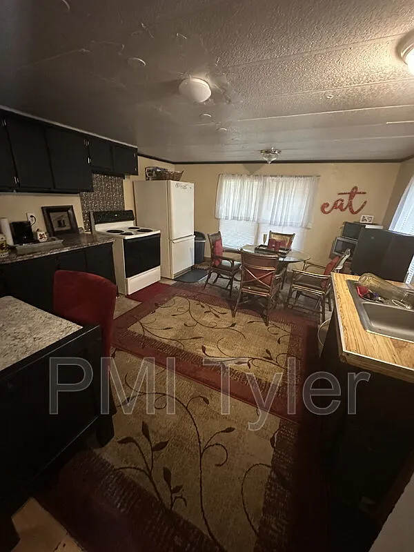 2 bed, 1.0 bath, 896 sqft, $900 — Photo 2