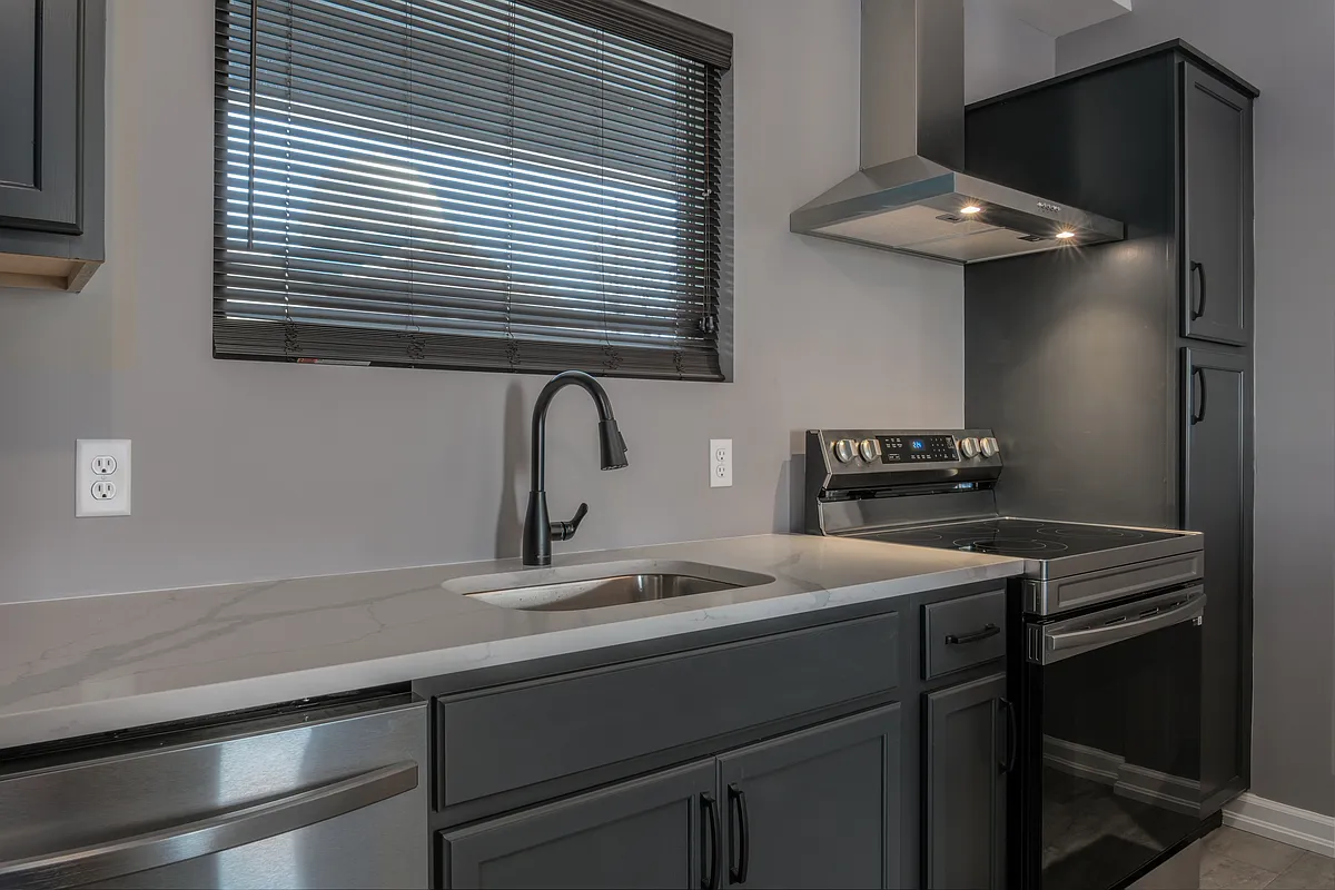 Photo 2 of 10 - 620 E Market St #3 - Louisville, KY Building Photo - 620 E Market St #3