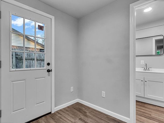 3rd image of 1621 Elm Dr