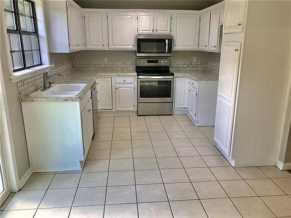 3rd image of 405 Holm Oak Ln