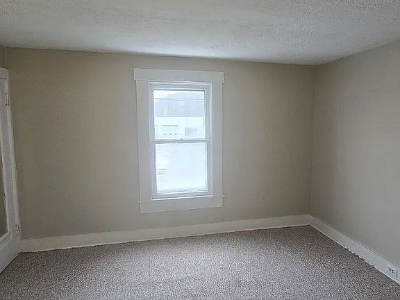 5th image of 814 S Main St