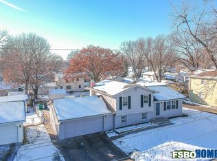 8690 Summit Dr, Clive, IA 50325