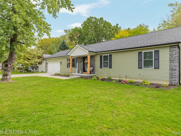 485 W Beechdale St, Commerce Township, MI 48382