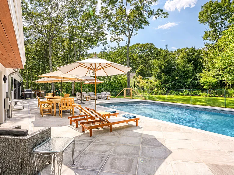 95 Peconic Hills Dr — Photo 3