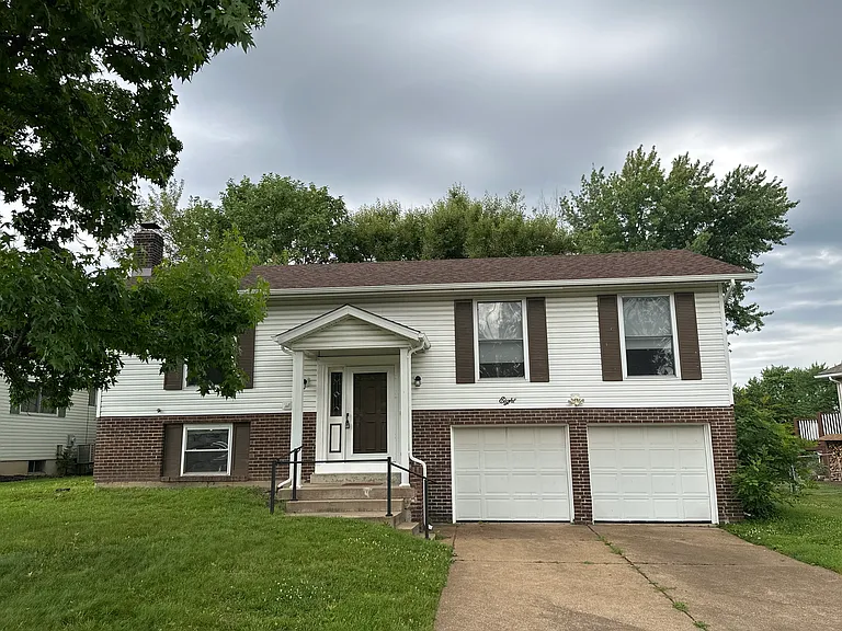 8 Debbie Dr — Photo 1