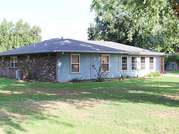 3rd image of 110 Sara Dr