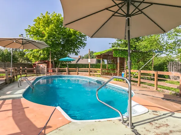 6 Broadmoor Ct, Bonham, TX 75418