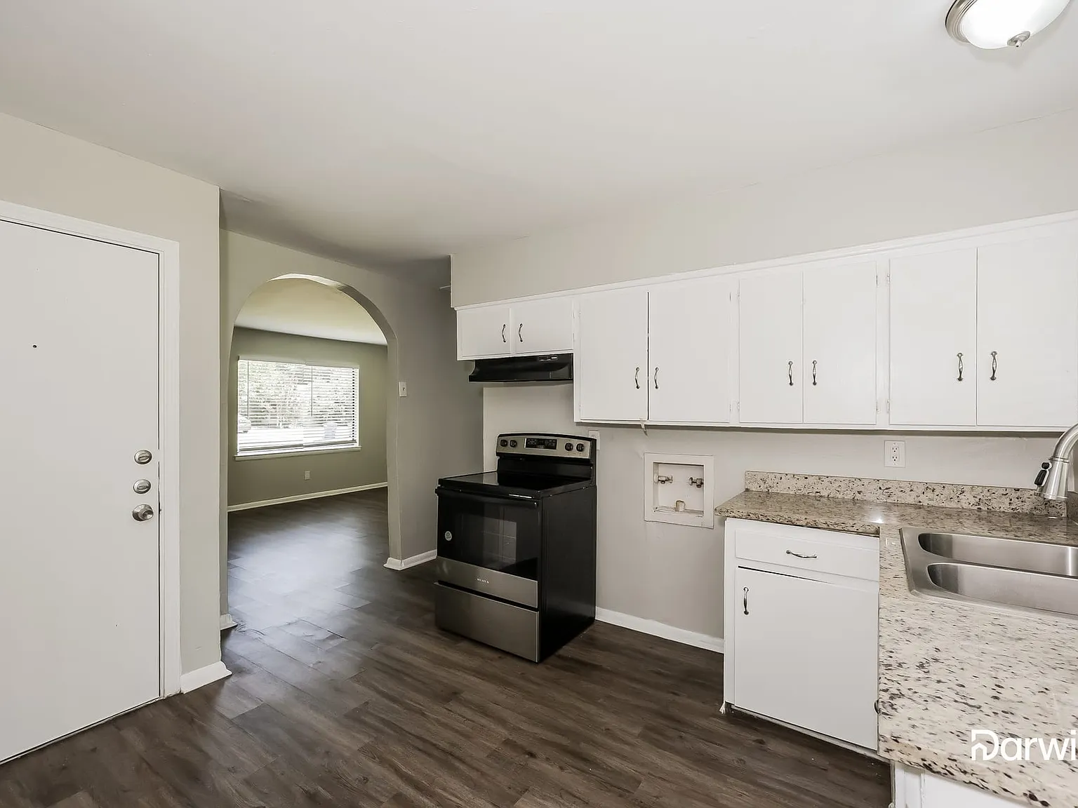 3 bed, 1.0 bath, 956 sqft, $1,570 — Photo 4