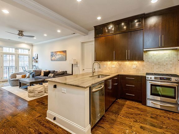 3rd image of 2221 W Belmont Ave #201