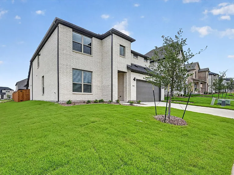 701 Summerberry Dr — Photo 2