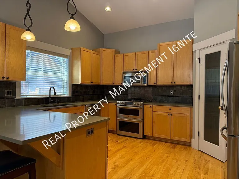 2955 NW Bordeaux Ln — Photo 2