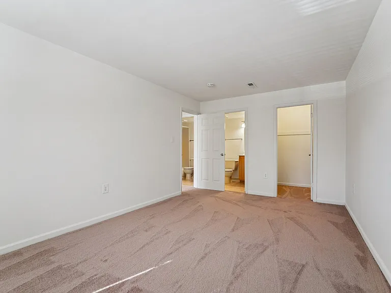2BR, 1.5BA - 939SF - Vacant - Primary Bedroom