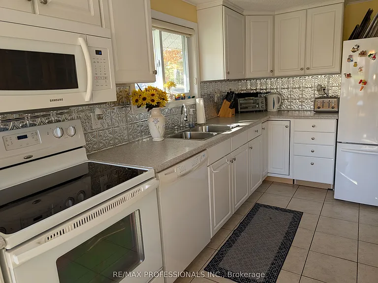 1103 Mosley St — Photo 8