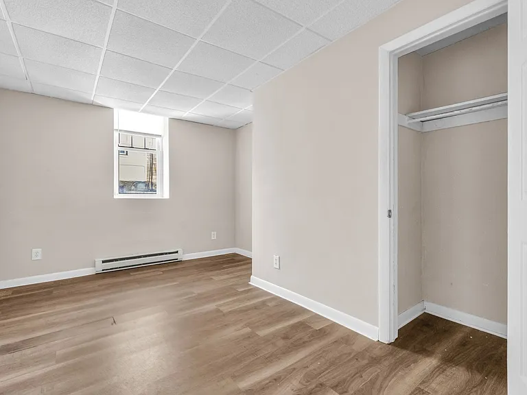 439 W Walnut St — Photo 9