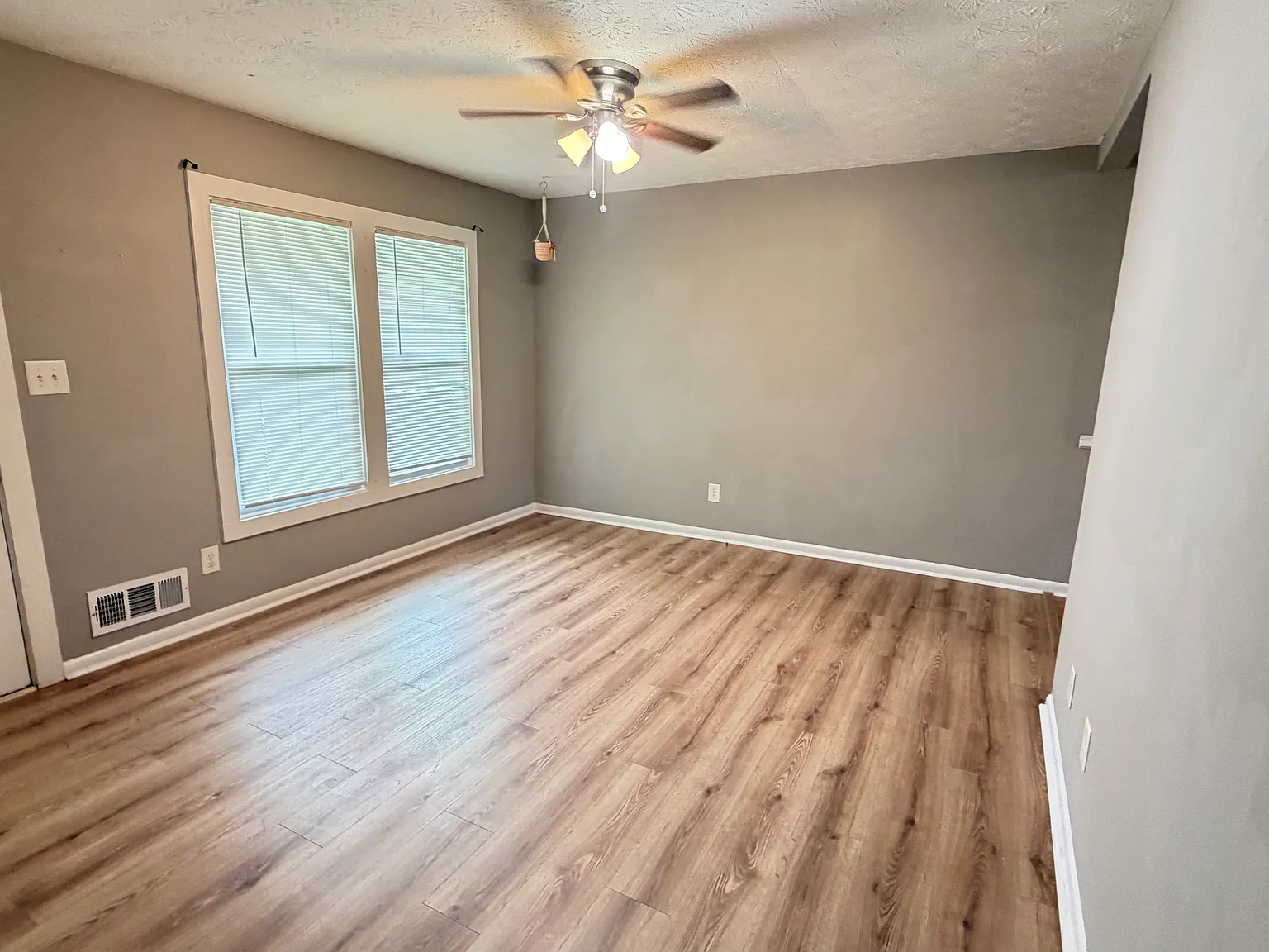 3 bed, 1040 sqft, $1,550 — Photo 3