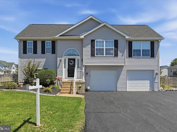 302 Dickenson Dr, Inwood, WV 25428