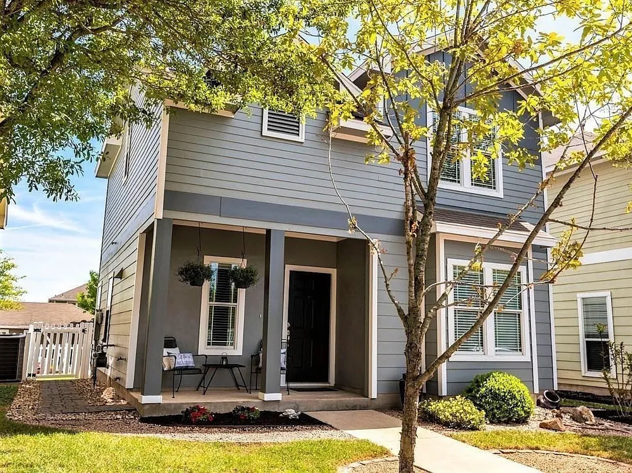 3 bed, 2.5 bath, 1303 sqft, $2,100 — Photo 2