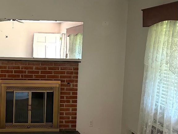 3rd image of 2415 Oak Ln