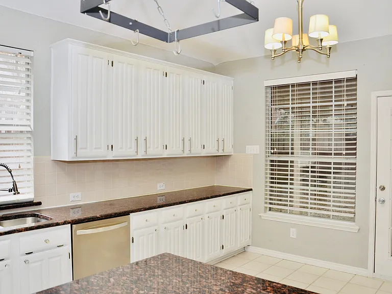 2413 Pinehurst Dr — Photo 17