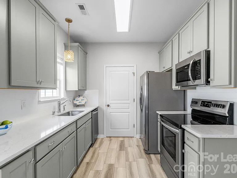 558 Calen Ln — Photo 10