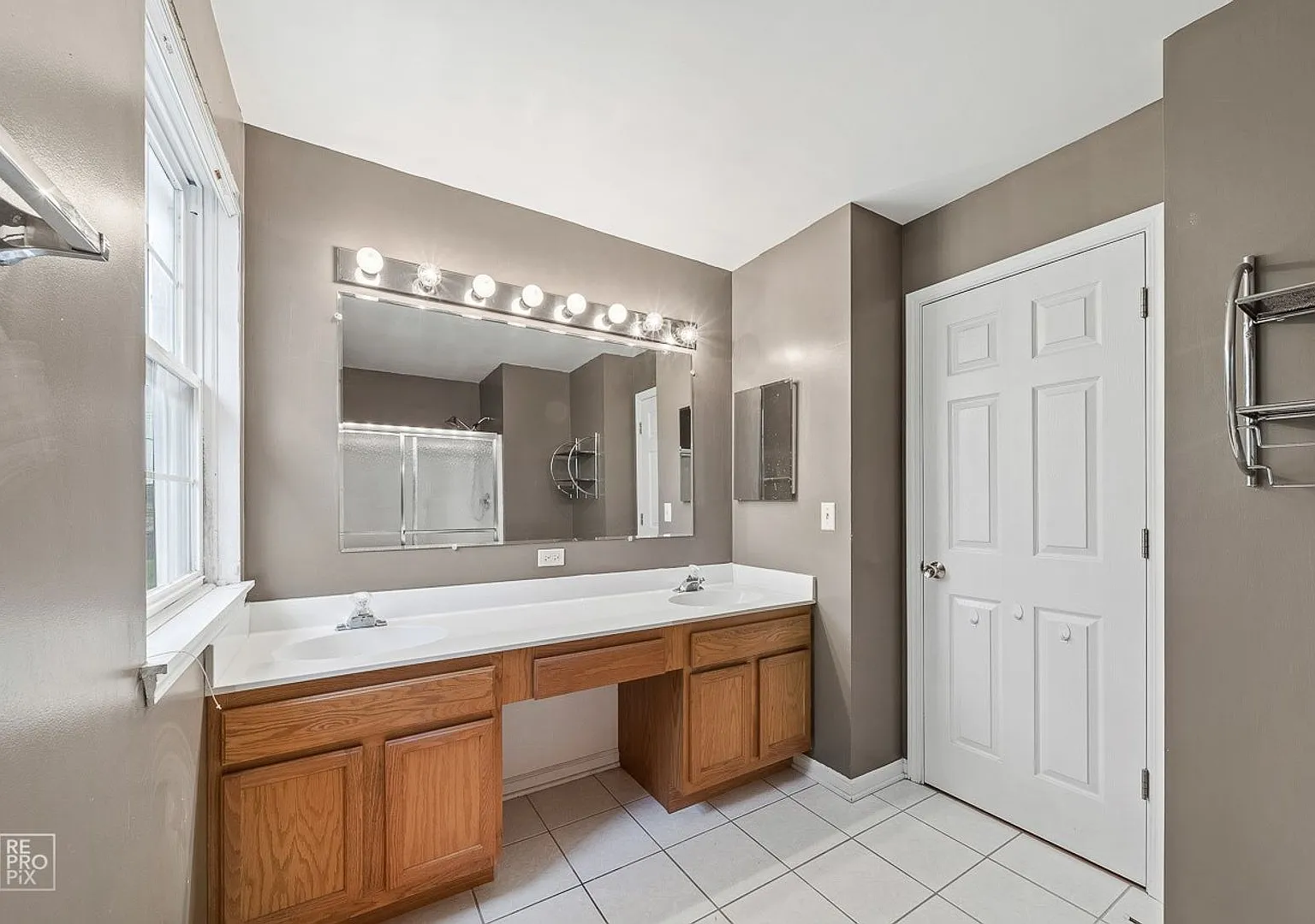 End Unit Three Bedroom Two and a Half Bath in North Naperville — Photo 2