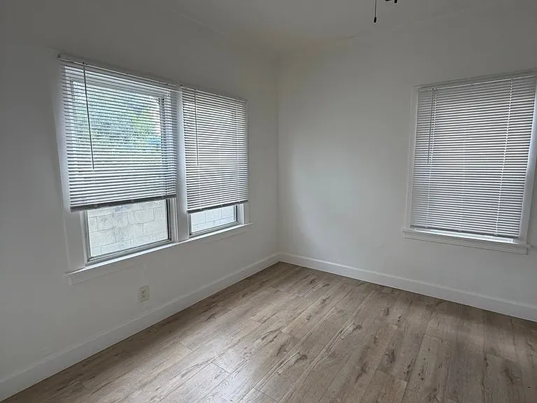 South LA Urban Apartments — Photo 12