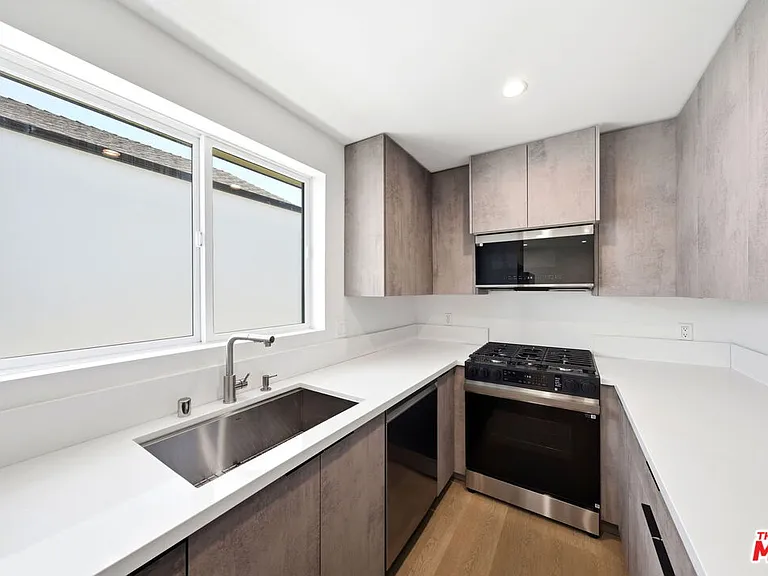 333 6th Ave #D — Photo 8
