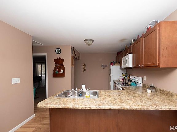 5th image of 101 E Cedar Ln