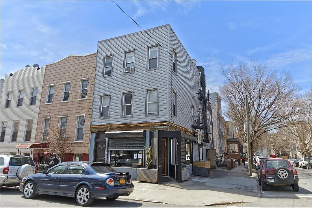 545 Lorimer Street photo 1